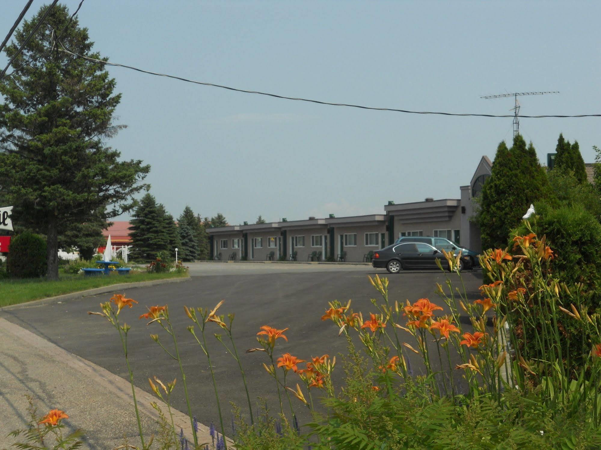 Motel Normandie Louiseville ภายนอก รูปภาพ