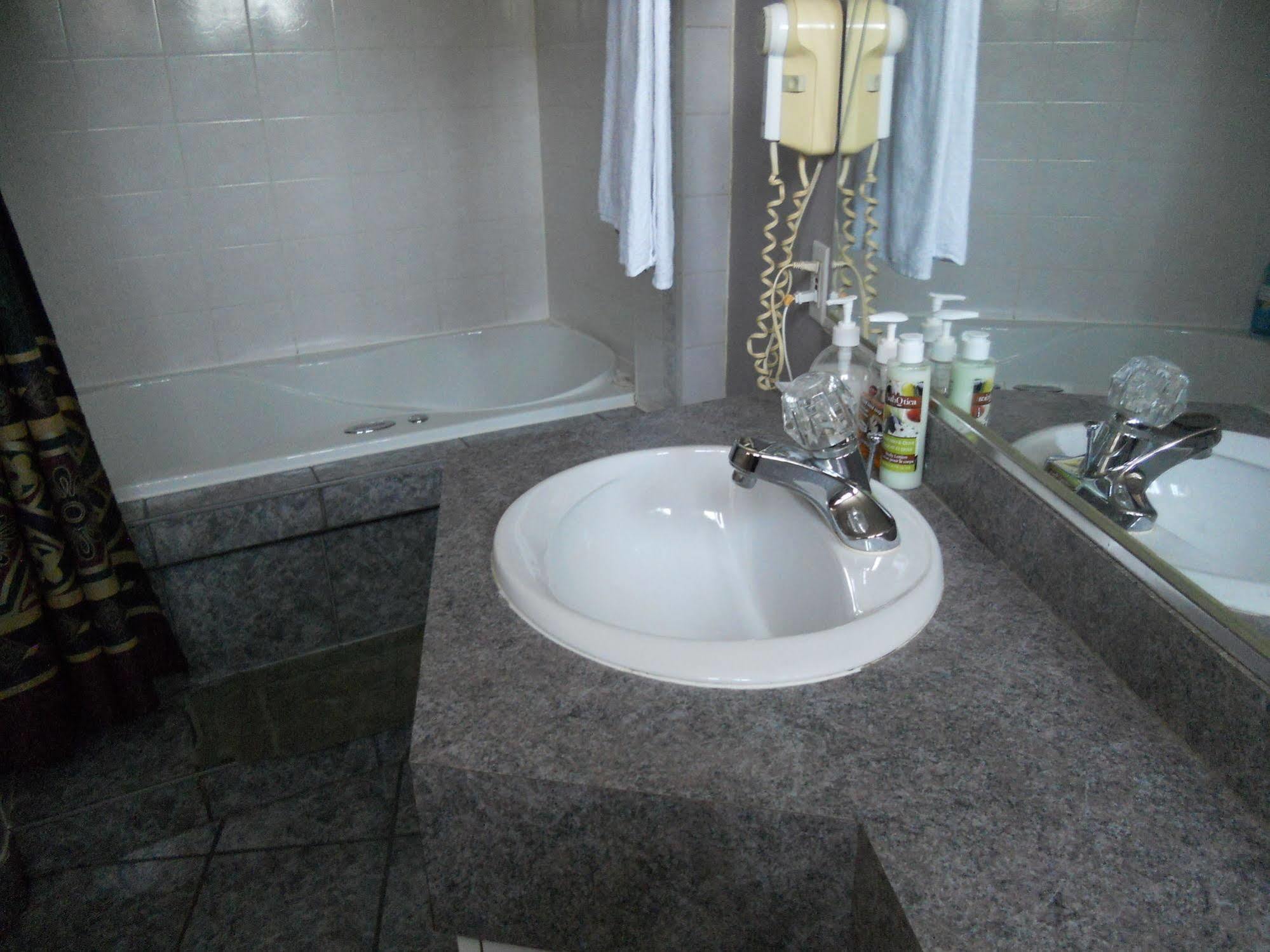 Motel Normandie Louiseville ภายนอก รูปภาพ